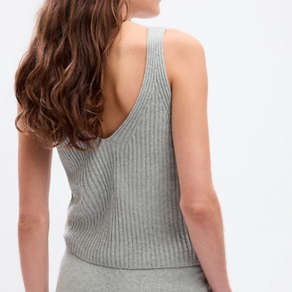 GAP Ribbed V‑Neck Sleeveless Sweater Tank - Light Gray
